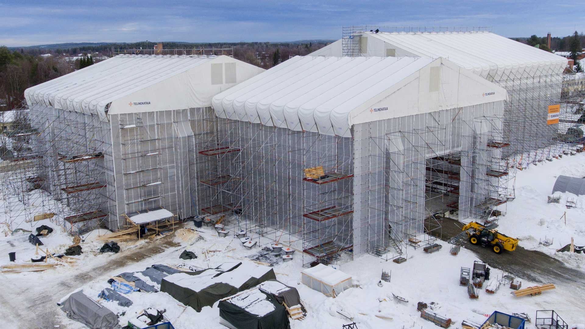 Keder Roof XL-i ilmastikukaitsehall lumisel ehitusplatsil