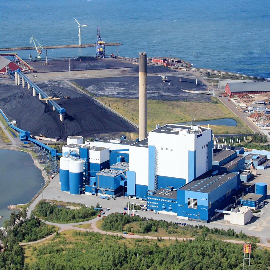 Elektrijaam söelao ja sadamaga mere ääres